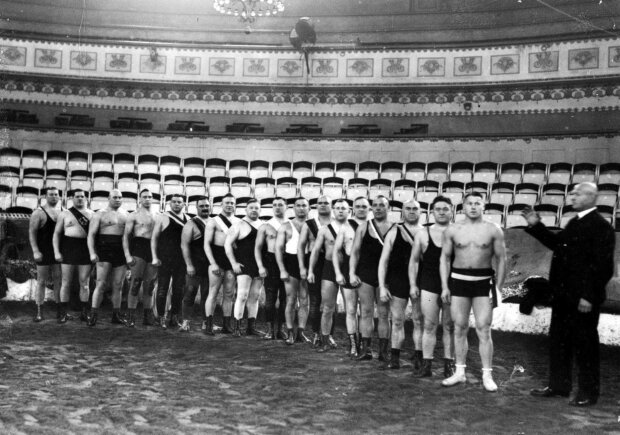Prezentacja zapaśników na arenie Cyrku Warszawskiego. Po prawej znany zapaśnik Władysław Pytlasiński. Rok 1931. Fot. źr. NAC