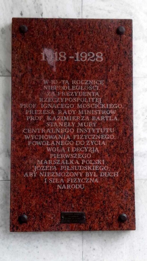 Replika tablicy pamiątkowej wmurowanej wraz z aktem erekcyjnym uczelni 2 grudnia 1928 roku. Fot. Kamil Potrzuski