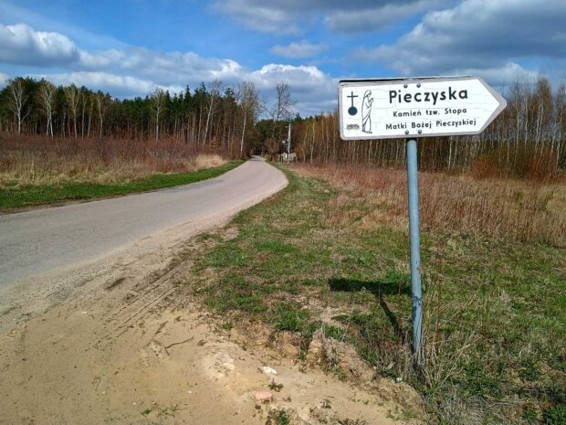 Tablica wskazująca drogę do Kamienia Stopy Matki Bożej Pieczyskiej (gmina Chynów, powiat grójecki). Fot. Piotr Banasiak