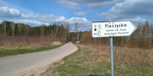 Tablica wskazująca drogę do Kamienia Stopy Matki Bożej Pieczyskiej (gmina Chynów, powiat grójecki). Fot. Piotr Banasiak