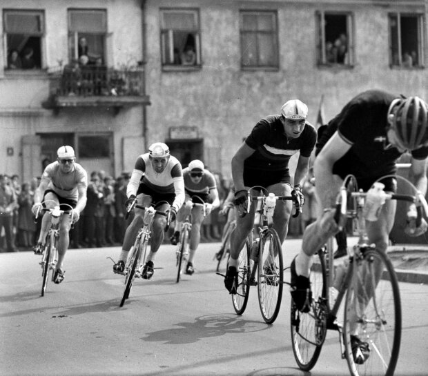XIV Wyścig Pokoju - etap z Warszawy do Olsztyna 02-03.05.1961. Na zdjęciu kolarze na ulicach Płońska. Fot. Tomasz Prażmowski (MSiT)