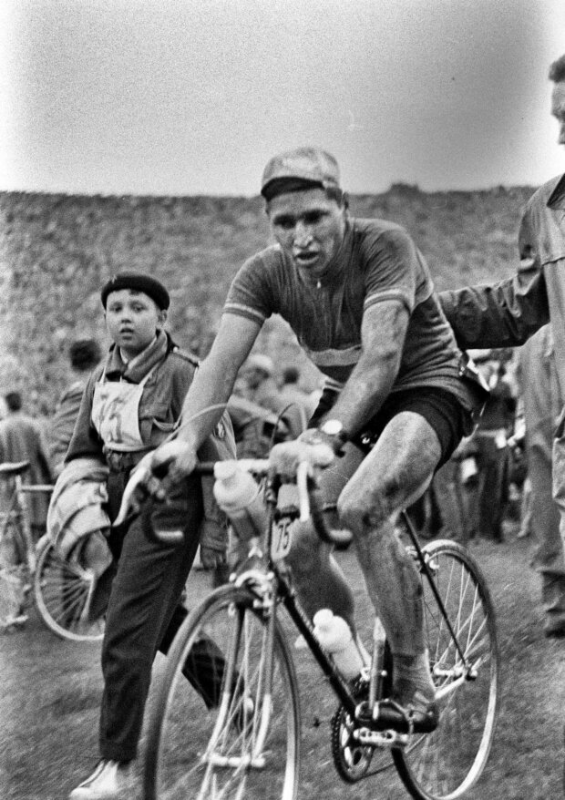 XIV Wyścig Pokoju - zakończenie etapu dookoła Warszawy na Stadionie X-lecia. 02.05.1961. Na zdjęciu Stanisław Królak. Fot. Tomasz Prażmowski (MSiT)
