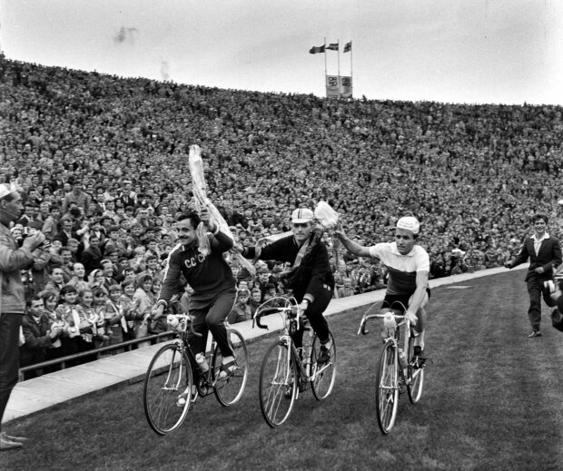 Zakończenie XVIII Wyścigu Pokoju na stadionie X-lecia 05.1965. Na zdjęciu runda honorowa zwycięzców klasyfikacji indywidualnej, pierwszy z prawej Jan Kudra. Fot. Tomasz Prażmowski (MSiT)