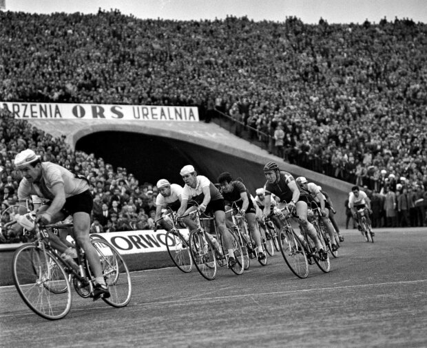 Zakończenie XVIII Wyścigu Pokoju - na stadionie X-lecia. 23.05.1965 r. Na zdjęciu wjazd kolarzy na stadion. Fot. Tomasz Prażmowski (MSiT)