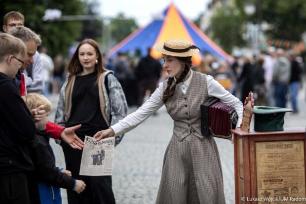 Agata Kataryniarzowa - osobisty Fotograf i żona Kataryniarza Jana - rozdaje Głos Radomski. Fot. Łukasz Wójcik z UM Radom