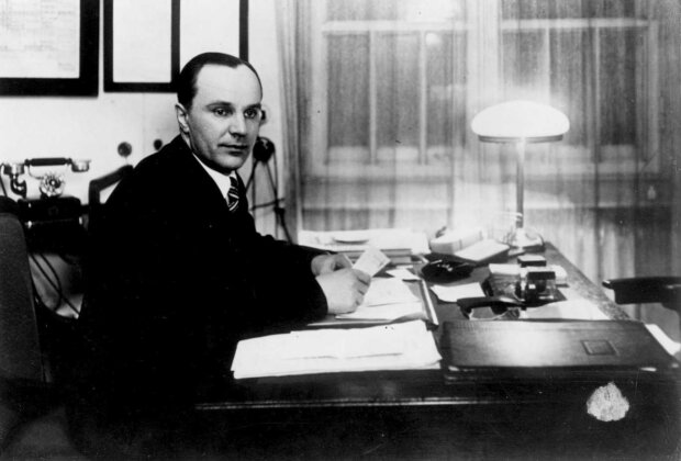 Edmund Rudnicki - przy radiowym biurku. Fot. źr. NAC