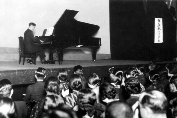Edmund Rudnicki - podczas koncertu w roku 1929. Fot. źr. NAC