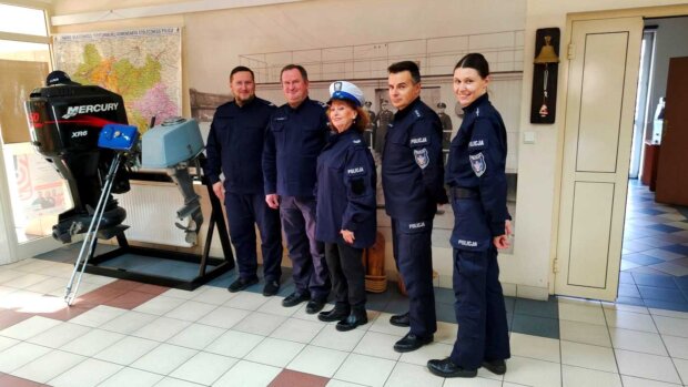 Ewa Florczyk w Komisariacie Rzecznym Policji w Warszawie, w towarzystwie komendantów i funkcjonariuszy biura prasowego. Fot. Michał Pawlik