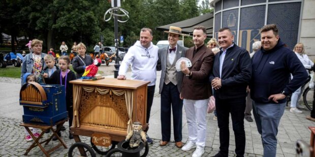 Kataryniarz Jan - ze znajomymi z Radomia. Fot. Łukasz Wójcik z UM Radom