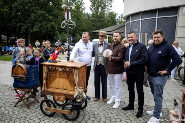Kataryniarz Jan - ze znajomymi z Radomia. Fot. Łukasz Wójcik z UM Radom