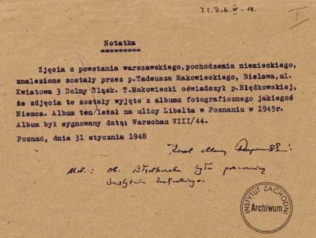 Notatka o pochodzeniu zdjęcia - Instytut Zachodni w Poznaniu. Notatka: Zdjęcia z Powstania Warszawskiego, pochodzenia niemieckiego, Znalezione zostały przez p. Tadeusza Makowieckiego, Bielawa, ul. Kwiatowa 3, Dolny Śląsk. T. Makowiecki oświadczył p. Błędkowskiej, że zdjęcia te zostały wyjęte z albumu fotograficznego jakiegoś Niemca. Album ten leżał na ulicy Libelta w Poznaniu w 1945 r. Album był sygnowany datą: Warschau VIII/44. Poznań, dnia 31 stycznia 1948, Archiwum Instytutu Zachodniego. Fot. IZ