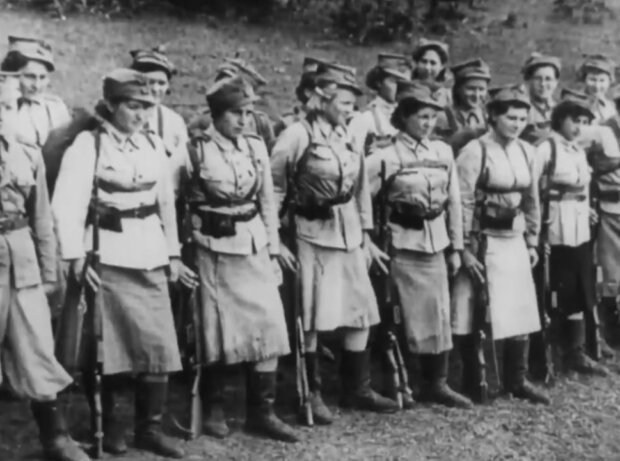 Platerówki na zbiórce. 1. Samodzielny Batalion Kobiecy im. Emilii Plater, sformowany 19 VIII 1943 w Sielcach nad Oką, wszedł w skład 1 Korpusu Polskich Sił Zbrojnych w ZSRR. Fot. archiwum WAF