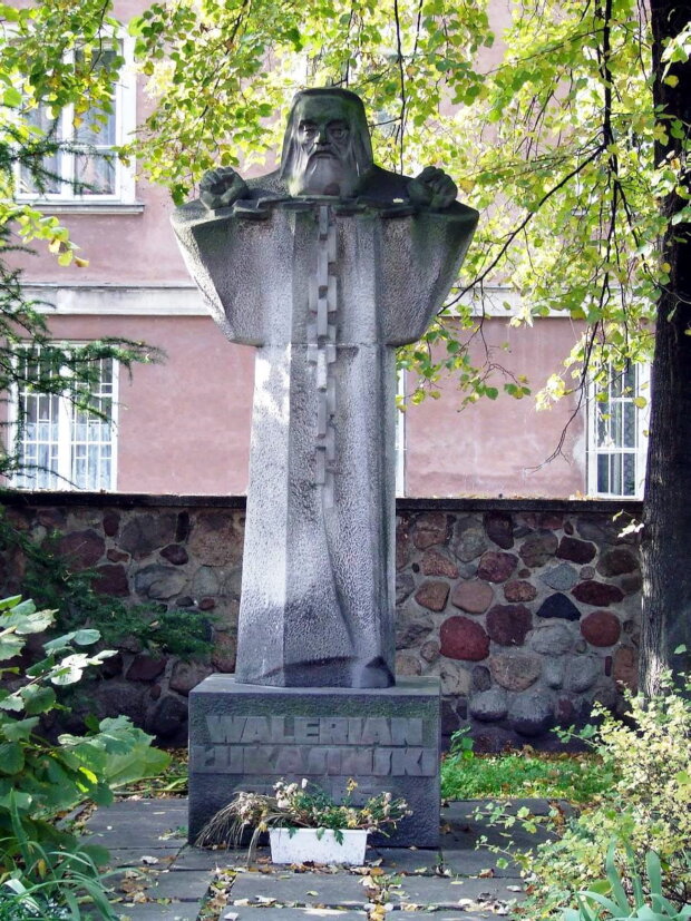 Pomnik Waleriana Łukasińskiego - na Nowym Mieście w Warszawie, przed kościołem NMP. Październik 2006. Fot. Hubert Śmietanka