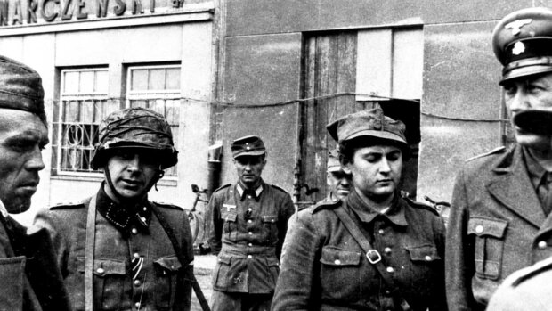 Ppor. Janina Błaszczak, dowódca 3. Kompanii Moździerzy 3. Dywizji Piechoty w otoczeniu Niemców, funkcjonariuszy grupy bojowej Dirlewangera. Przeżyła wojnę, zmarła w 22 XII 2010 w Zielonej Górze. Fot. NN