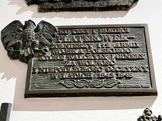 Tablica poświęcona Platerówkom - 1. Samodzielny Batalion Kobiecy im. Emilii Plater, w katedrze polowej Wojska Polskiego w Warszawie. Fot. Maria Weronika Kmoch, źr Wikimedia.