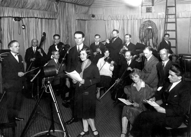 Warszawska rozgłośnia Polskiego Radia - transmisja operetki. Fot. źr. NAC