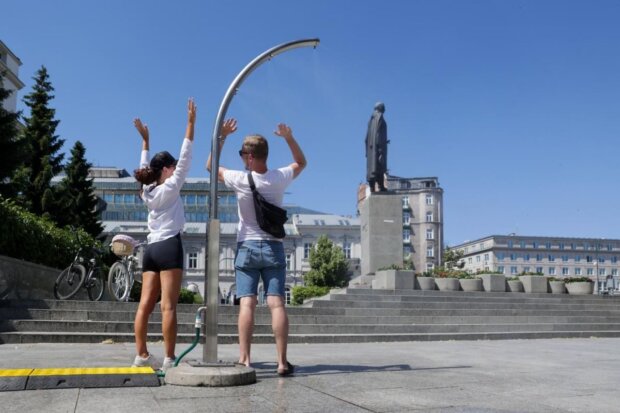 Zraszacz na Placu 3 Krzyży. Fot. Szymon Pulcyn UM Warszawa