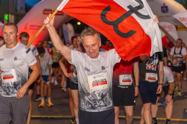 34 Bieg Powstania Warszawskiego Uczestnik z flagą