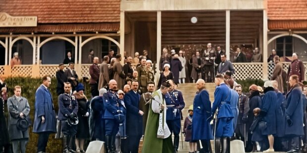 Ceremonia otwarcia przystani WKS Żoliborz. W centrum - Stefan Grot Rowecki prezes klubu WKS Żoliborz obok księdza prałata Tadeusza Jachimowskiego. Fot. arch. MSiT