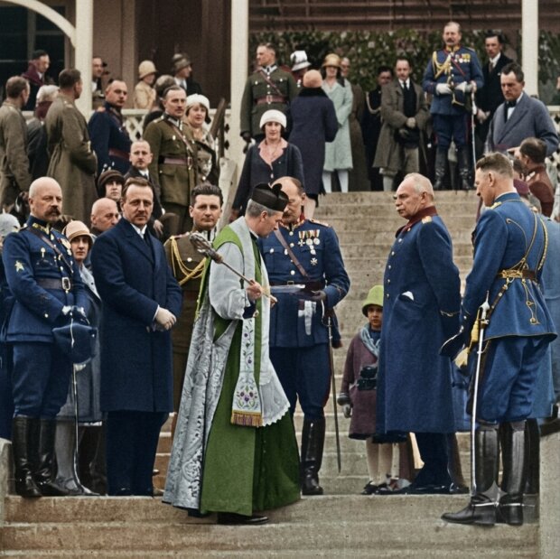 Ceremonia otwarcia przystani WKS Żoliborz. W centrum - Stefan Grot Rowecki prezes klubu WKS Żoliborz obok księdza prałata Tadeusza Jachimowskiego. Fot. arch. MSiT