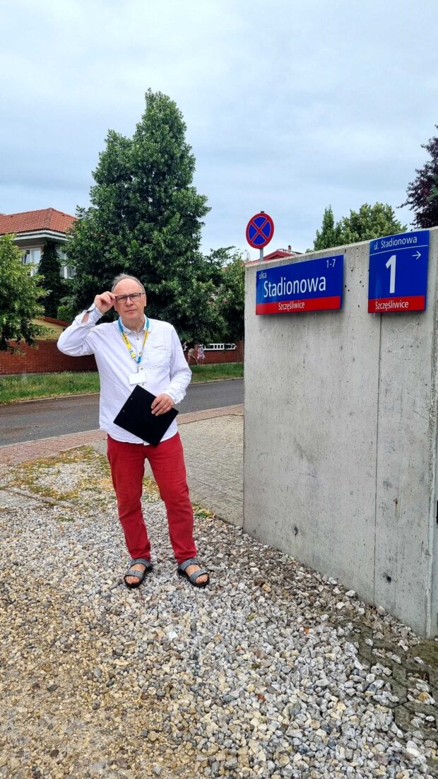 Dr hab. Robert Gawkowski - na ulicy Stadionowej róg ulicy Kurhan. Fot. Renata Gawkowska