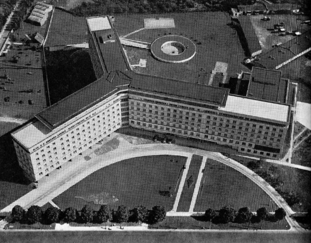 Główny Urząd Statystyczny w Warszawie - gmach w 1964r. Fot. NN żr. NAC