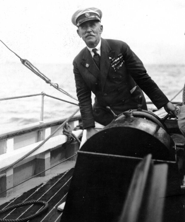Mariusz Zaruski przy sterze ''Zawiszy Czarnego'' przed 1927 r. Fot. NN źr. NAC