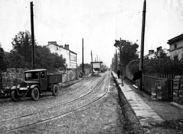 Ulica Szczęśliwicka - wraz z torami EKD w okolicy przystanku Szczęśliwice - Strzelnica, 1935 r. Fot. źr. NAC