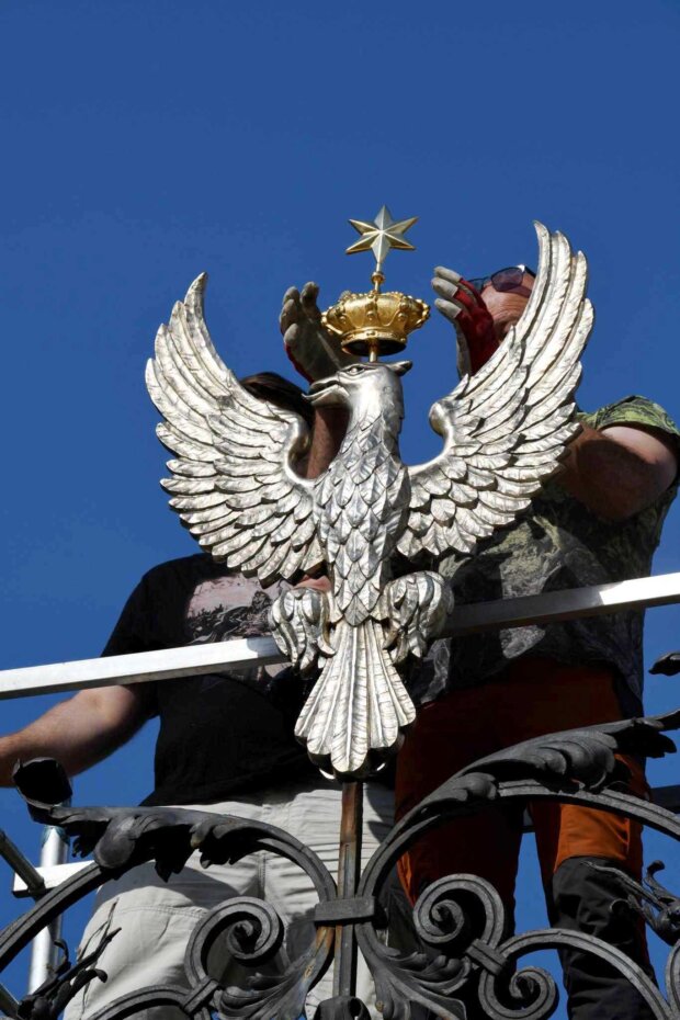 Uniwersytecki orzeł powrócił na bramę Uniwersytetu Warszawskiego. Fot. MUW