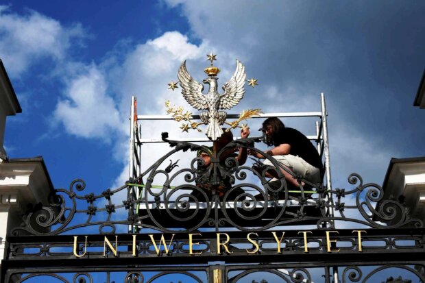 Uniwersytecki orzeł powrócił na bramę Uniwersytetu Warszawskiego. Fot. MUW