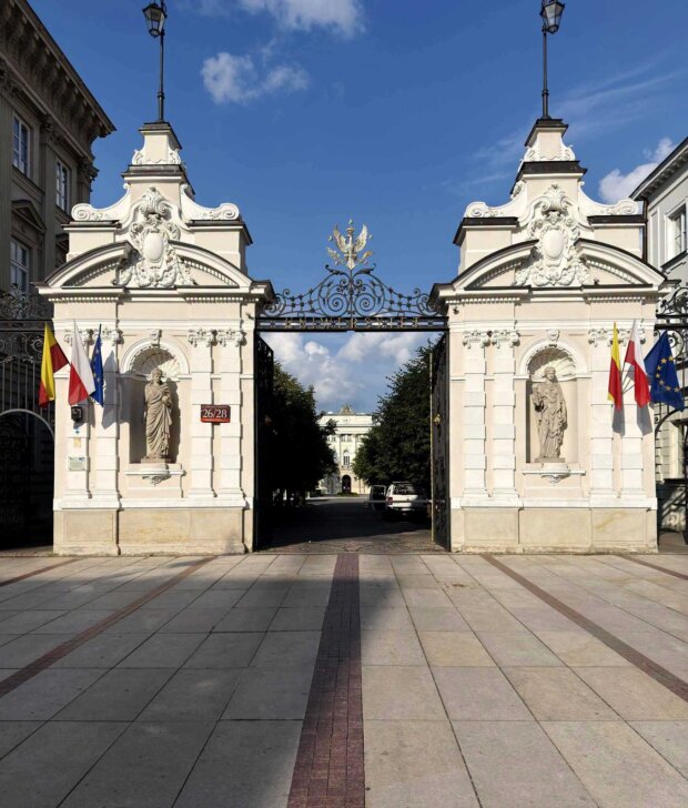 Uniwersytecki orzeł powrócił na bramę Uniwersytetu Warszawskiego. Fot. MUW