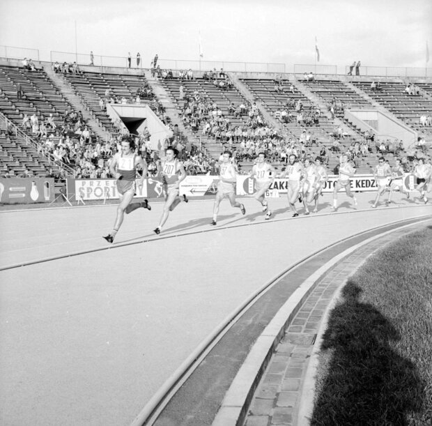 Zawody lekkoatletyczne w 1973 r. - na stadionie Skry. Fot. Arch. MSiT