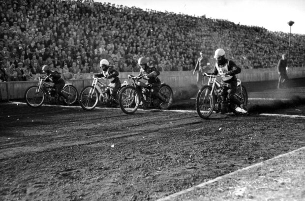 Zawody żużlowe 1949 r. Stadion przy Wawelskiej. Fot. źr. NAC