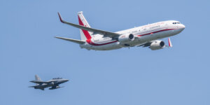 Rządowy Boening 737 w towarzystwie FA-50 Fighting Fighter