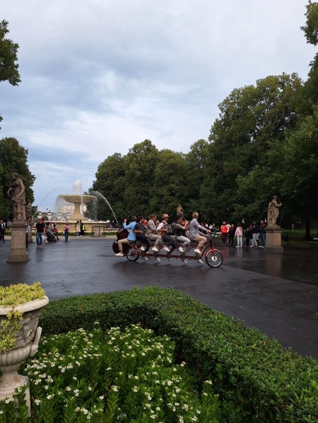 BIG BIKE ORCHESTRA na tle fontanny