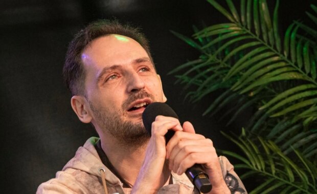 Dima Gorelik podczas konferencji prasowej