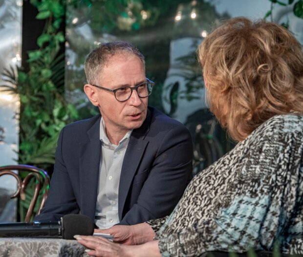 Dyrektor Artur Jóźwik rozmawia z Gołdą Tencer