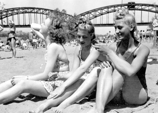 Dziewczęta na plaży - nad Wisłą przy moście średnicowym w Warszawie. Fot. źr. NAC
