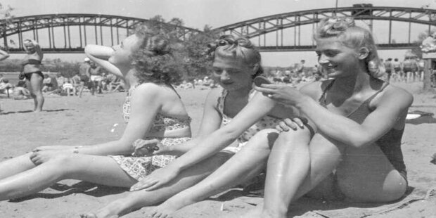 Dziewczęta na plaży - nad Wisłą przy moście średnicowym w Warszawie. Fot. źr. NAC