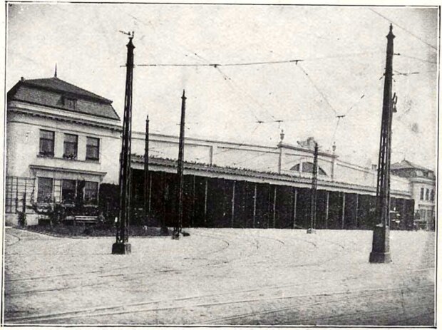 Fasada wozowni na Pradze - Źródło Kronika Warszawy, lipiec-sierpień 1926. Fot. Magistrat Warszawy