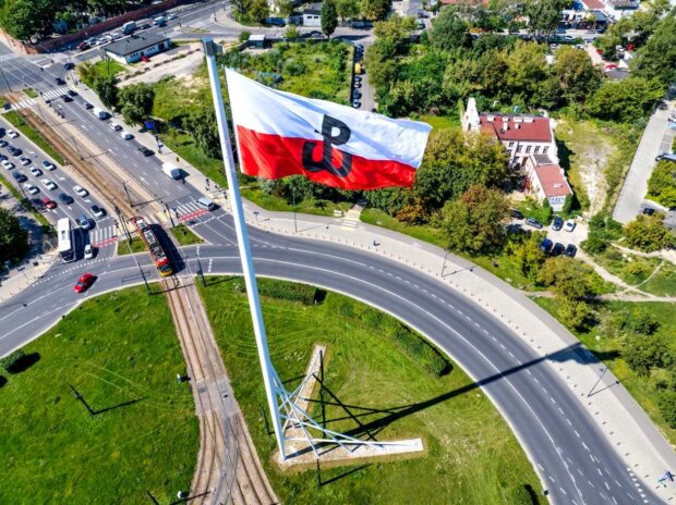 Flaga na ''Maszcie Wolności'' na Rondzie Zgrupowania AK ''Radosław''. fot. Cezary Warś UM Warszawy