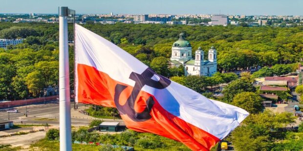 Flaga na ''Maszcie Wolności'' na Rondzie Zgrupowania AK ''Radosław''. fot. Cezary Warś UM Warszawy