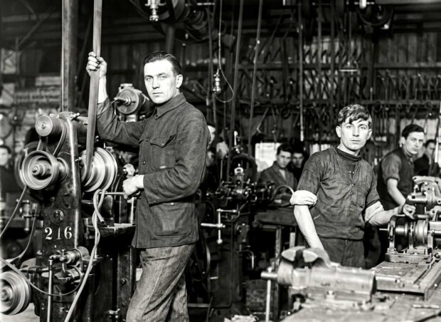 Hala produkcyjna - Fabryka Rowerów Franciszka Zawadzkiego przy ul. Bagatela (retusz oprogramowaniem Gemini). Fot. źr. Kolarz Polski 7 z 1927. Fot. NN