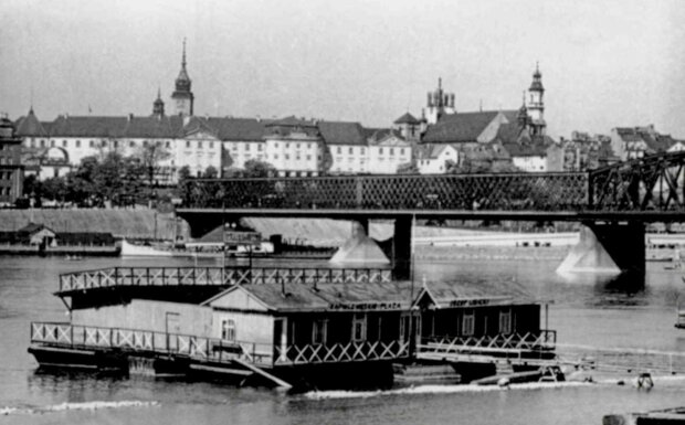 Kąpielisko miejskie - w tle most Kierbedzia i Zamek Królewski. Fot. Muzeum Sportu