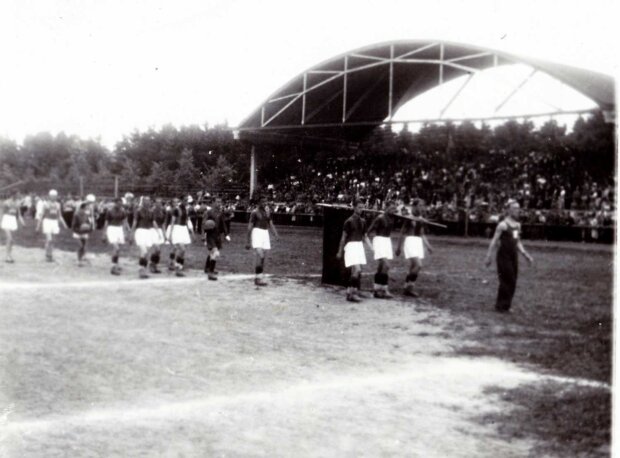 Poczet sztandarowy RKS Jur podczas ceremonii otwarcia zawodów na stadionie AZS, 1938. Fot. Zbiory NAC