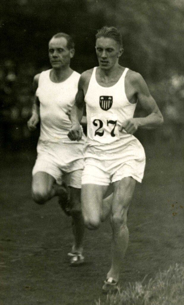 Pojedynek - Stanisława Petkiewicza z Finem Paavo Nurmim w biegu na 3000 m na stadionie AZS, 7 września 1929 r. Fot. Arch. MSiT