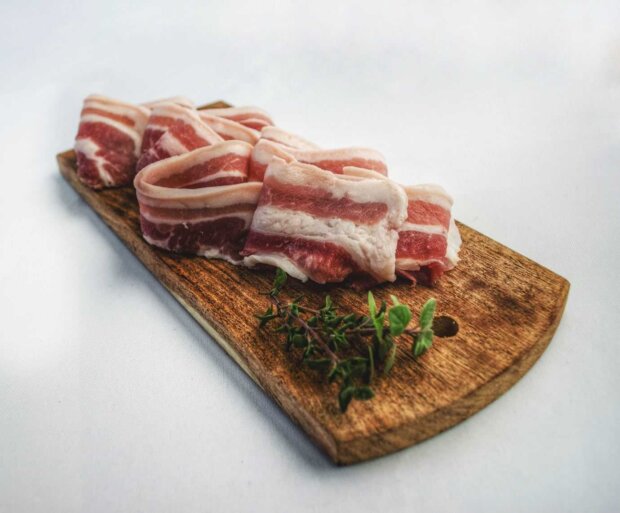 Potężny ładunek cholesterolu - w smakowitym boczusiu. Fot. postiglioni (pexels)