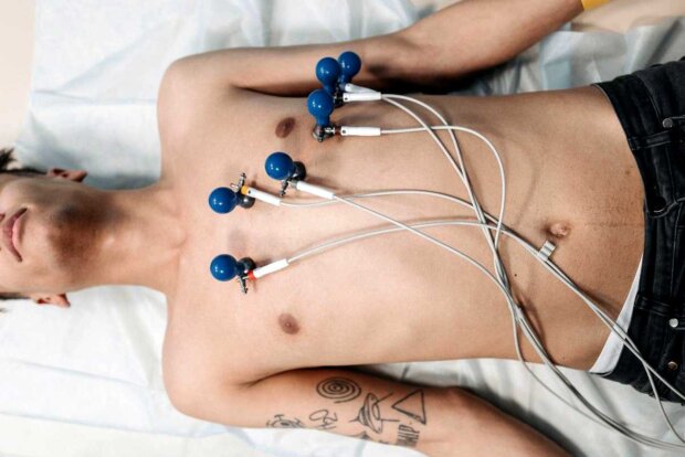 EKG - widok elektrod. Fot. Pavel Danilyuk (peksels)