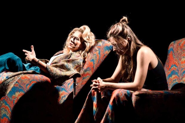 Helena Urbańska i Anita Sokołowska w Krótkim spektaklu o Matce i Córce. Fot. Karolina Jóźwiak