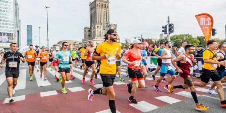 Maraton Warszawski - w centrum Warszawy na ul. Emilii Plater. Fot. Maraton Warszawski
